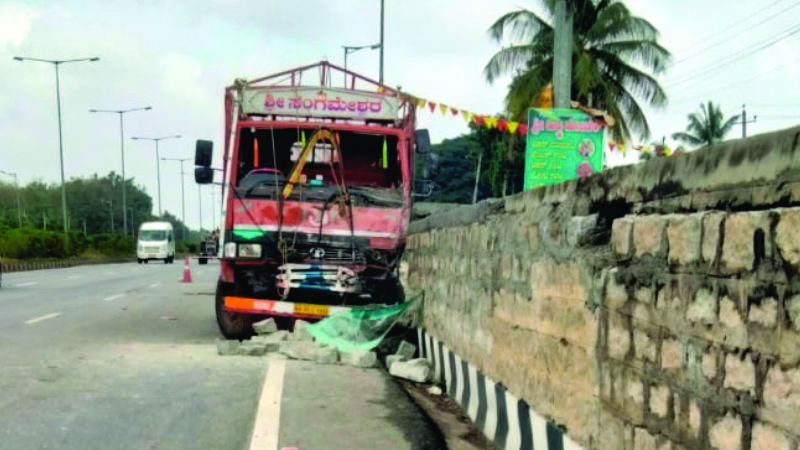 ನಿಂತಿದ್ದ ಕ್ರೂಸರ್‍ಕಾರ್‍ಗೆ ಲಾರಿ ಡಿಕ್ಕಿ ಇಬ್ಬರು ಸ್ಥಳದಲ್ಲೇ ಸಾವು