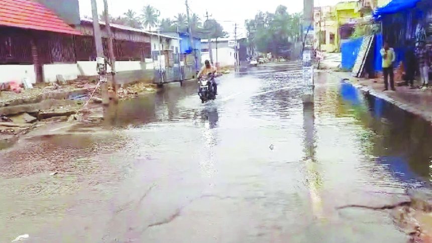 ಜನಾಕ್ರೋಶ ಬಾರೀ ಮಳೆಯಿಂದ ಮನೆಗಳಿಗೆ ನೀರು ನುಗ್ಗಿ ಜನ ಜೀವನ ಅಸ್ತವ್ಯಸ್ಥ  ಸಮರ್ಪಕ ವ್ಯವಸ್ಥೆ ಮಾಡಲು ಸ್ಥಳೀಯರಿಂದ ಆಗ್ರಹ