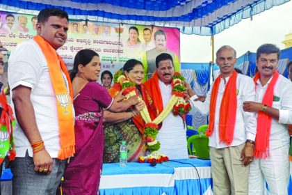 ಅರುಣೋದಯ ಲೇಔಟ್ ವಾಸಿಗಳಿಂದ ಶಾಸಕ ಎಸ್.ಆರ್.ವಿಶ್ವನಾಥ್‍ರಿಗೆ ಸನ್ಮಾನ