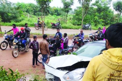 ಅಂಗಡಿ ಕಾಂಪೌಂಡ್‍ಗೆ ಕಾರು ಡಿಕ್ಕಿ