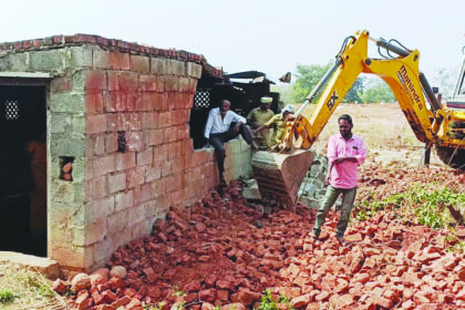 ಪುರಸಭೆ ನೌಕರರ ಮೇಲೆ ಹಲ್ಲೆಗೆ ಯತ್ನ: ಮಧ್ಯ ಪ್ರವೇಶಿದ ಪೊಲೀಸರು ಪುರಸಭೆಯ ಲೇಔಟ್‍ನಲ್ಲಿ ಅಕ್ರಮ ಶೆಡ್ ನೆಲಸಮ