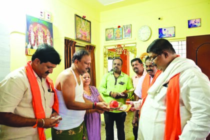 ಮಾಜಿ ಸಚಿವರಿಂದ ಮನೆಮನೆಗೆ ಮಂತ್ರಾಕ್ಷತೆ