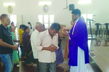 ಈಸ್ಟರ್ ಹಬ್ಬದ ಪೂರ್ವ ತಯಾರಿಗಾಗಿ ವಿಭೂತಿ ಆಚರಣೆ