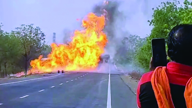 ಹೊತ್ತಿ ಉರಿದ  ಸ್ಪಿರಿಟ್ ಟ್ಯಾಂಕರ್