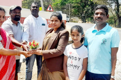 ಗೋಡೆಗೆ ವರ್ಲಿ ಚಿತ್ರ ಬಿಡಿಸುವ ಕಾರ್ಯ