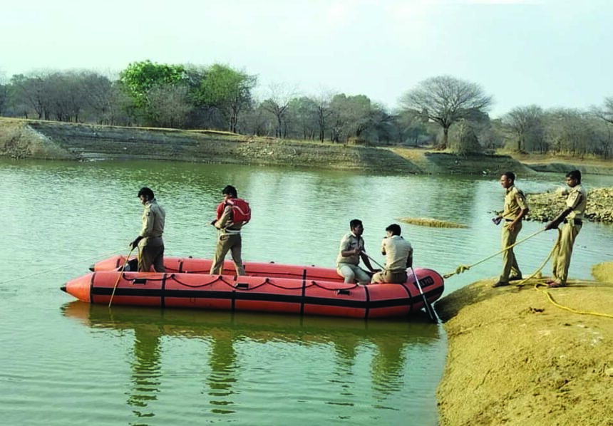 ಮೀನು ಹಿಡಿಯಲು ಕೆರೆಗೆ ಇಳಿದ ವ್ಯಕ್ತಿಯ ಸಾವು ಅಗ್ನಿಶಾಮಕ ದಳದ ಸಿಬ್ಬಂದಿಯಿಂದ ಶವ ಪತ್ತೆಗಾಗಿ ಕಾರ್ಯಾಚರಣೆ.