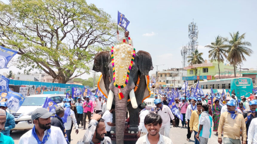 ಕೃತಕ ಆನೆ ಮೇಲೆ ಕುಳಿತು ಮೆರವಣಿಗೆ ನಡೆಸಿ ನಾಮಪತ್ರ ಸಲ್ಲಿಸಿದ ಬಿಎಸ್ಪಿ ಅಭ್ಯರ್ಥಿ