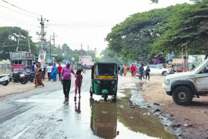 ರಸ್ತೆಗೆ ಹರಿಯುವ ಚರಂಡಿ ನೀರು, ಪಾದಚಾರಿಗಳ ಪರದಾಟ