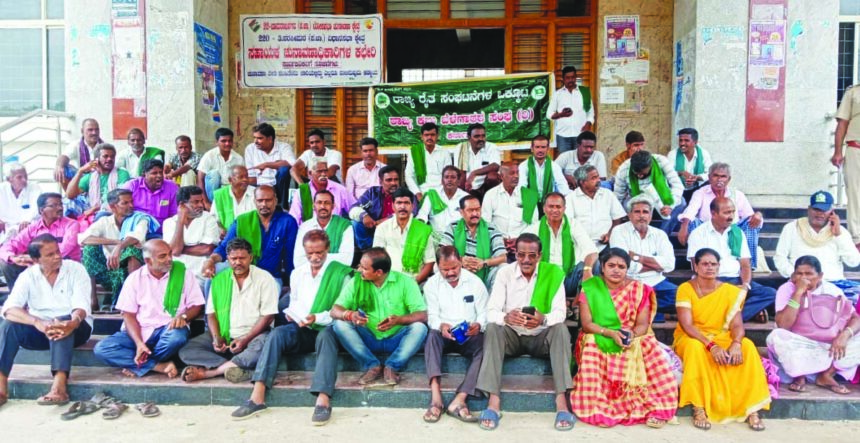 ಬರ ಪರಿಹಾರ, ಬೆಳೆ ನಷ್ಟ ಪರಿಹಾರ ಶೀಘ್ರ ವಿತರಣೆಗೆ ಆಗ್ರಹ ರಾಜ್ಯ ರೈತ ಸಂಘಟನೆಗಳ ಒಕ್ಕೂಟದಿಂದ ಪ್ರತಿಭಟನೆ