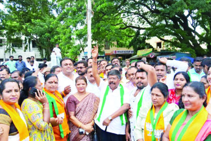 ಡಾ.ಕೆ.ಸುಧಾಕರ್ ಗೆಲುವಿಗೆ ಶ್ರಮಿಸಿದ ಕಾರ್ಯಕರ್ತರುಗಳಿಗೆ ಅಭಿನಂದನೆ ನೆಲಮಂಗಲ ತಾಲ್ಲೂಕು ಮೈತ್ರಿ ಪಕ್ಷದವರ ಸಂಭ್ರಮಾಚರಣೆ