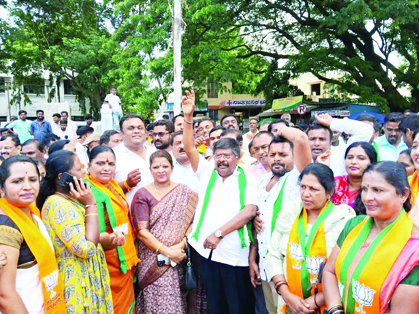 ಡಾ.ಕೆ.ಸುಧಾಕರ್ ಗೆಲುವಿಗೆ ಶ್ರಮಿಸಿದ ಕಾರ್ಯಕರ್ತರುಗಳಿಗೆ ಅಭಿನಂದನೆ ನೆಲಮಂಗಲ ತಾಲ್ಲೂಕು ಮೈತ್ರಿ ಪಕ್ಷದವರ ಸಂಭ್ರಮಾಚರಣೆ