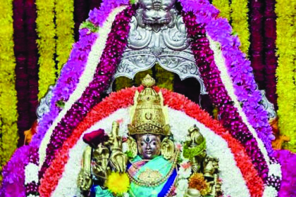ಆಷಾಢ ಮೊದಲ ಶುಕ್ರವಾರ ಚಾಮುಂಡಿ ದರ್ಶನ ಪಡೆದ ಭಕ್ತರು