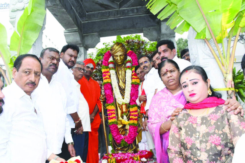 ಗುರುಪೂರ್ಣಿಮೆ ನಿಮಿತ್ತ ಡಾ.ಶಿವಕುಮಾರ ಶ್ರೀಗಳಿಗೆ ಭಕ್ತಿ ಸಮರ್ಪಣೆ