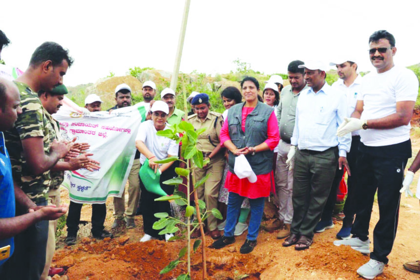 ಬೆಟ್ಟದ ಟ್ರಕ್ಕಿಂಗ್, ಸಸಿ ನೆಡುವ ಹಾಗೂ ಸ್ವಚ್ಛತಾ ಕಾರ್ಯಕ್ರಮಕ್ಕೆ ಚಾಲನೆ ಪ್ರವಾಸಿ ತಾಣಗಳಲ್ಲಿ ಸ್ವಚ್ಛತೆಗೆ ಹೆಚ್ಚಿನ ಆದ್ಯತೆ ನೀಡಿ: ಜಿ.ಪಂ ಸಿಇಒ ಡಾ. ಕೆ.ಎನ್ ಅನುರಾಧ