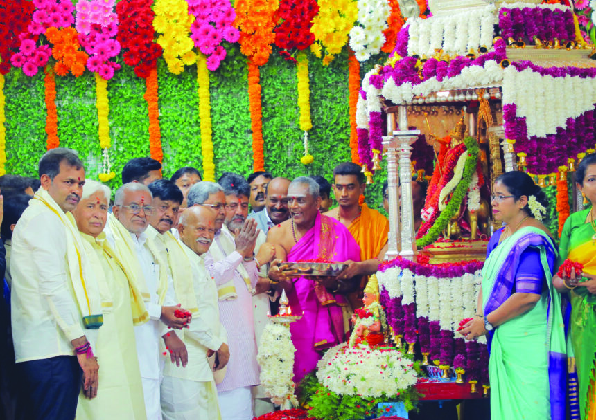 ದಸರಾ ಸರ್ವಜನರ ಹಬ್ಬ ಚಾಮುಂಡೇಶ್ವರಿಗೆ ಪುಷ್ಪಾರ್ಚನೆ ಮಾಡಿ ಹಂಪನಾ ಅಭಿಮತ