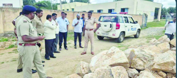 ಶಾಲೆ ಮುಂದೆ ಜೆಲಿಟಿನ್ ಕಡ್ಡಿ ಸ್ಫೋಟ: ತುಂಡಾದ ಶಾಲಾ ಬಾಲಕನ ಕೈ ಬೆರಳುಗಳು