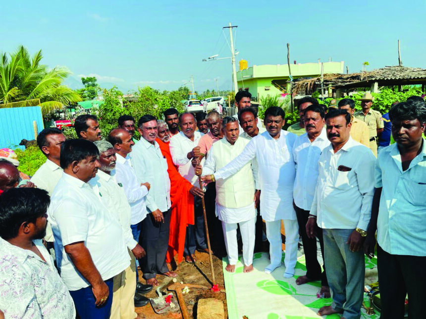 ಸಿಸಿ ರಸ್ತೆಯ ಭೂಮಿ ಪೂಜೆ ನೆರವೇರಿಸಿದ ಸಚಿವ ಕೆ.ಹೆಚ್.ಮುನಿಯಪ್ಪ