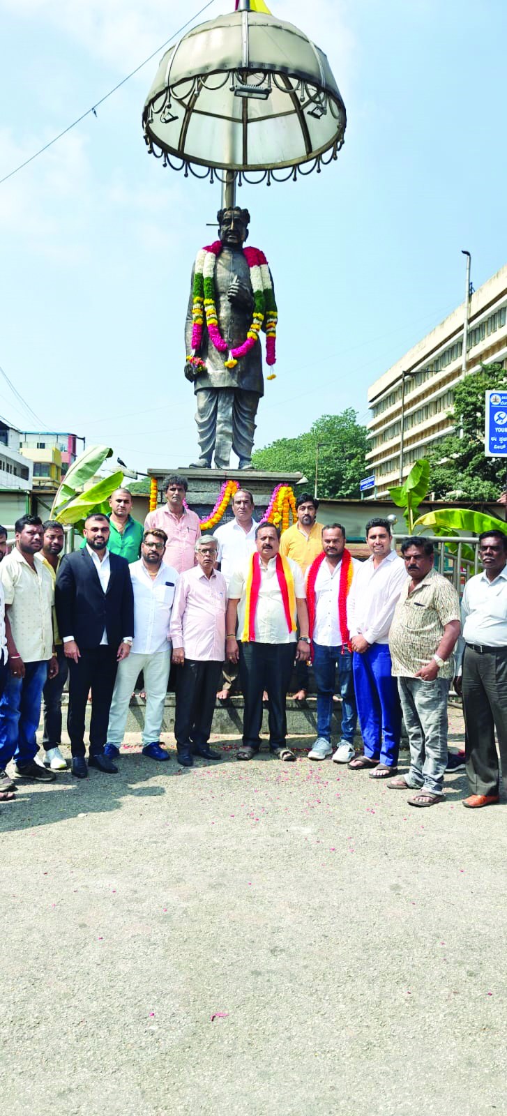 ರಾಷ್ಟ್ರ ಕವಿ ಕುವೆಂಪು ಅವರ ೩೦ನೇ ಸಂಸ್ಮರಣೆ ದಿನದೆಂದು ಮಲ್ಲೇಶ್ವರ ಸರ್ಕಲ್ ನಲ್ಲಿ ಕರ್ನಾಟಕ ರಕ್ಷಣಾ ವೇದಿಕೆ ಅಧ್ಯಕ್ಷ ಹೆಚ್. ಶಿವರಾಮೇಗೌಡ. ಕನ್ನಡ ಚಳವಳಿ ಮುಖಂಡ ಪಾಲನೇತ್ರ.ಅವರುಗಳು ಕುವೆಂಪು ಪ್ರತಿಮೆಗೆ ಪುಷ್ಪಾರ್ಚನೆ ಸಲ್ಲಿಸಿದರು ವಕೀಲ ರಕ್ಷಿತ್ ಗೌಡ. ಕರ್ನಾಟಕ ರಕ್ಷಣಾ ವೇದಿಕೆ ಮುಖಂಡರುಗಳಾದ ಕನ್ನಡ ಕುಮಾರ್ ಜಗದೀಶ್ ಗೌಡ. ಜಿ.ಕೆ.ಕುಮಾರ್ ಮುಂತಾದವರು ಭಾಗವಹಿಸಿದ್ದರು