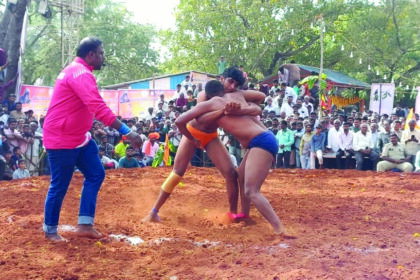 ಮೈನವಿರೇಳಿಸುವ ಕುಸ್ತಿ ಪಂದ್ಯಾವಳಿಯಲ್ಲಿ ಮೊದಲ ಬಾರಿಗೆ ಮಹಿಳಾ ಪಟುಗಳು ಭಾಗಿ