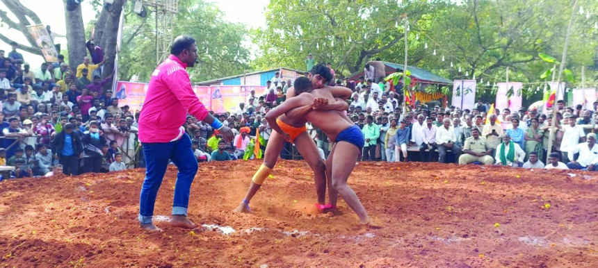 ಮೈನವಿರೇಳಿಸುವ ಕುಸ್ತಿ ಪಂದ್ಯಾವಳಿಯಲ್ಲಿ ಮೊದಲ ಬಾರಿಗೆ ಮಹಿಳಾ ಪಟುಗಳು ಭಾಗಿ