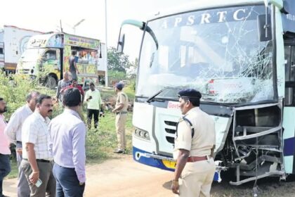 ಬಸ್ ಮತ್ತು ಆಟೋ ನಡುವೆ ಭೀಕರ ಡಿಕ್ಕಿ: ಏಳು ಕೂಲಿ ಕಾರ್ಮಿಕರು ಸಾವು!