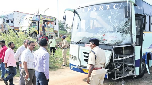 ಬಸ್ ಮತ್ತು ಆಟೋ ನಡುವೆ ಭೀಕರ ಡಿಕ್ಕಿ: ಏಳು ಕೂಲಿ ಕಾರ್ಮಿಕರು ಸಾವು!