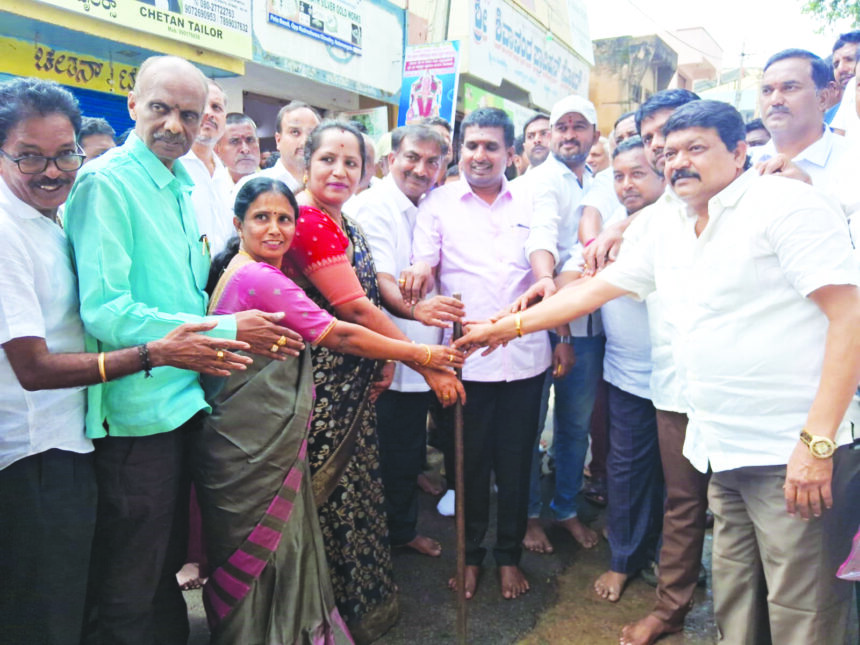 ಶಾಸಕರಿಂದ ರಸ್ತೆ ಕಾಮಗಾರಿಯ ಗುದ್ದಲಿ ಪೂಜೆ