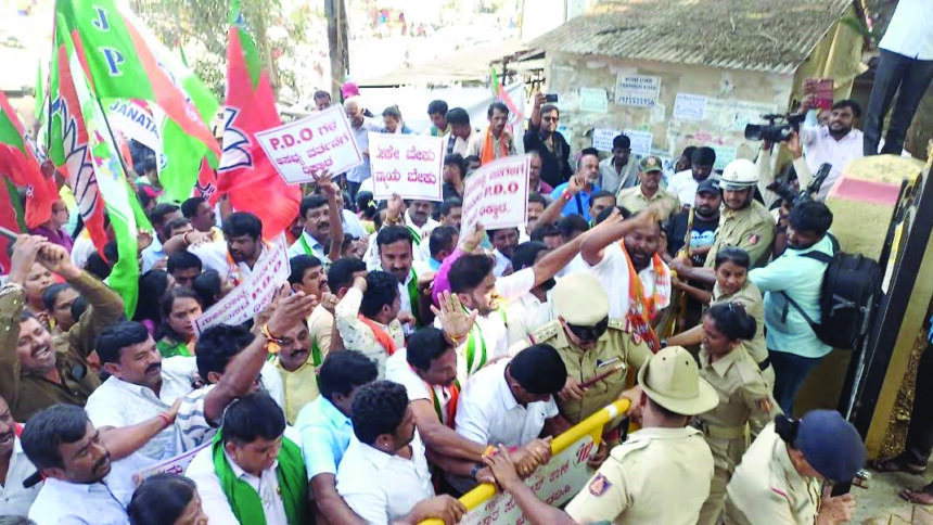 ಪಂಚಾಯಿತಿಗಳಲ್ಲಿ ಹೆಚ್ಚಾದ ಪಿಡಿಒಗಳ ಭ್ರಷ್ಟಾಚಾರ ಖಂಡಿಸಿ ಜೆಡಿಎಸ್-ಬಿಜೆಪಿ ಪ್ರತಿಭಟನೆ..! ಪ್ರಾಮಾಣಿಕ ಪಿಡಿಒ ಗಳ ವರ್ಗಾವಣೆ! ಶಾಸಕರ ವಿರುದ್ದ ಮೈತ್ರಿ ಪಕ್ಷ ಮುಖಂಡರು ಕಿಡಿ