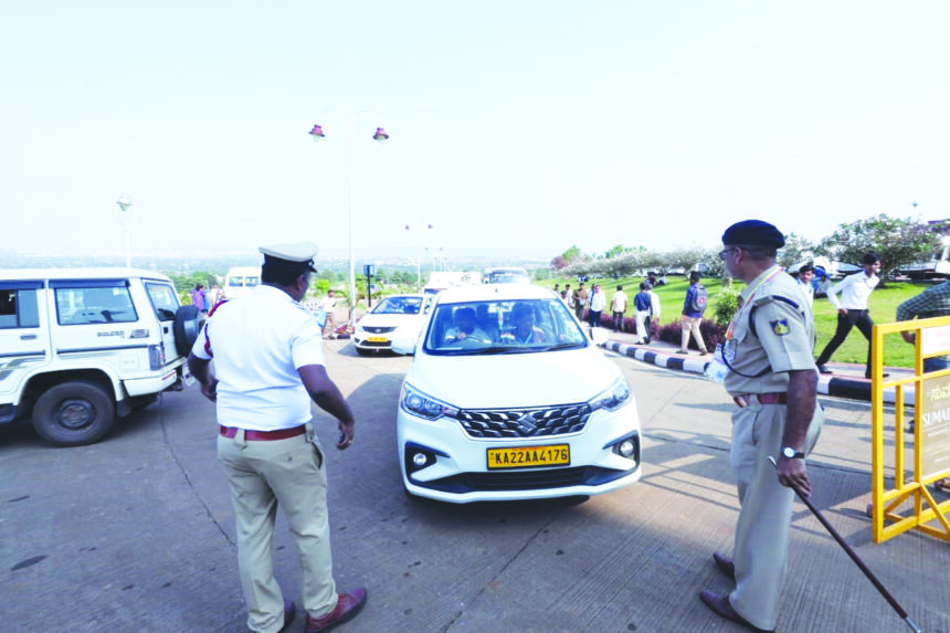 ಫ್ಲೆಕ್ಸ್ ಭರಾಟೆ, ಎಲ್ಲೆಡೆ ಪೊಲೀಸ್ ಹದ್ದಿನ ಕಣ್ಣು