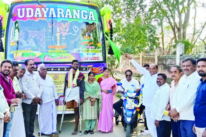 ಬೆಂಗಳೂರಿನಲ್ಲಿ ಬೃಹತ್ ಕ್ಯಾಲಿಪರ್ಸ್ ಜೋಡಣಾ ಶಿಬಿರ ಜಿಲ್ಲೆಯ ವಿಶೇಷಚೇತನ ಫಲಾನುಭವಿಗಳು ತೆರಳುವ ವಾಹನಕ್ಕೆ ಶಾಸಕ ಸಿ. ಪುಟ್ಟರಂಗಶೆಟ್ಟಿ ಚಾಲನೆ