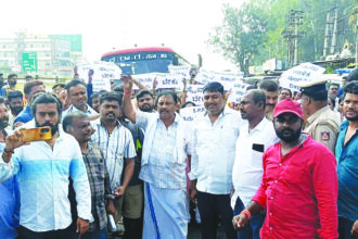 ಸ್ಕೈ ವಾಕ್‍ಗೆ ಒತ್ತಾಯಿಸಿ ದೇವಾಲಯಕ್ಕೆ ಬೀಗ