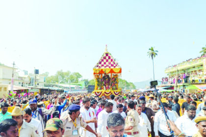 ರಥಕ್ಕೆ ಬಾಳೆ ಹಣ್ಣು, ಹೂವು ಅರ್ಪಿಸಿ ಹರಕೆ ತೀರಿಸಿದ ಸಾವಿರಾರು ಭಕ್ತರು