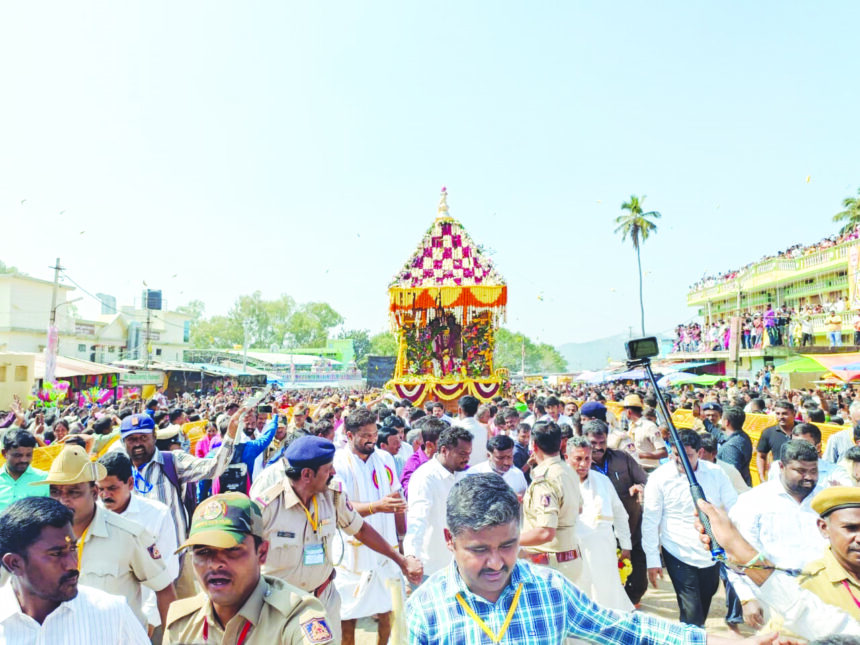 ರಥಕ್ಕೆ ಬಾಳೆ ಹಣ್ಣು, ಹೂವು ಅರ್ಪಿಸಿ ಹರಕೆ ತೀರಿಸಿದ ಸಾವಿರಾರು ಭಕ್ತರು