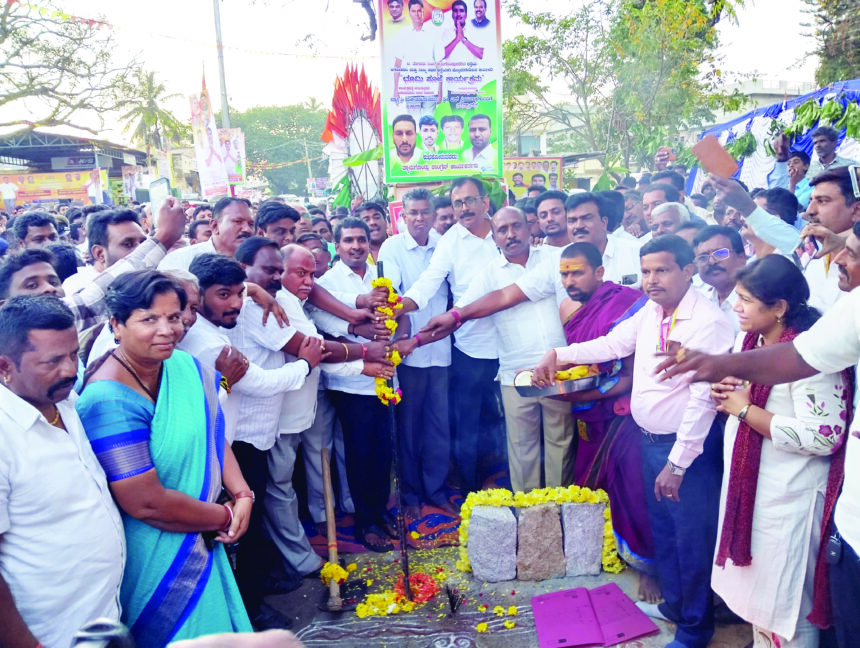 ನಾಲ್ಕು ಪಥದ ರಸ್ತೆಗೆ ಸಚಿವರಿಂದ ಗುದ್ದಲಿ ಪೂಜೆ