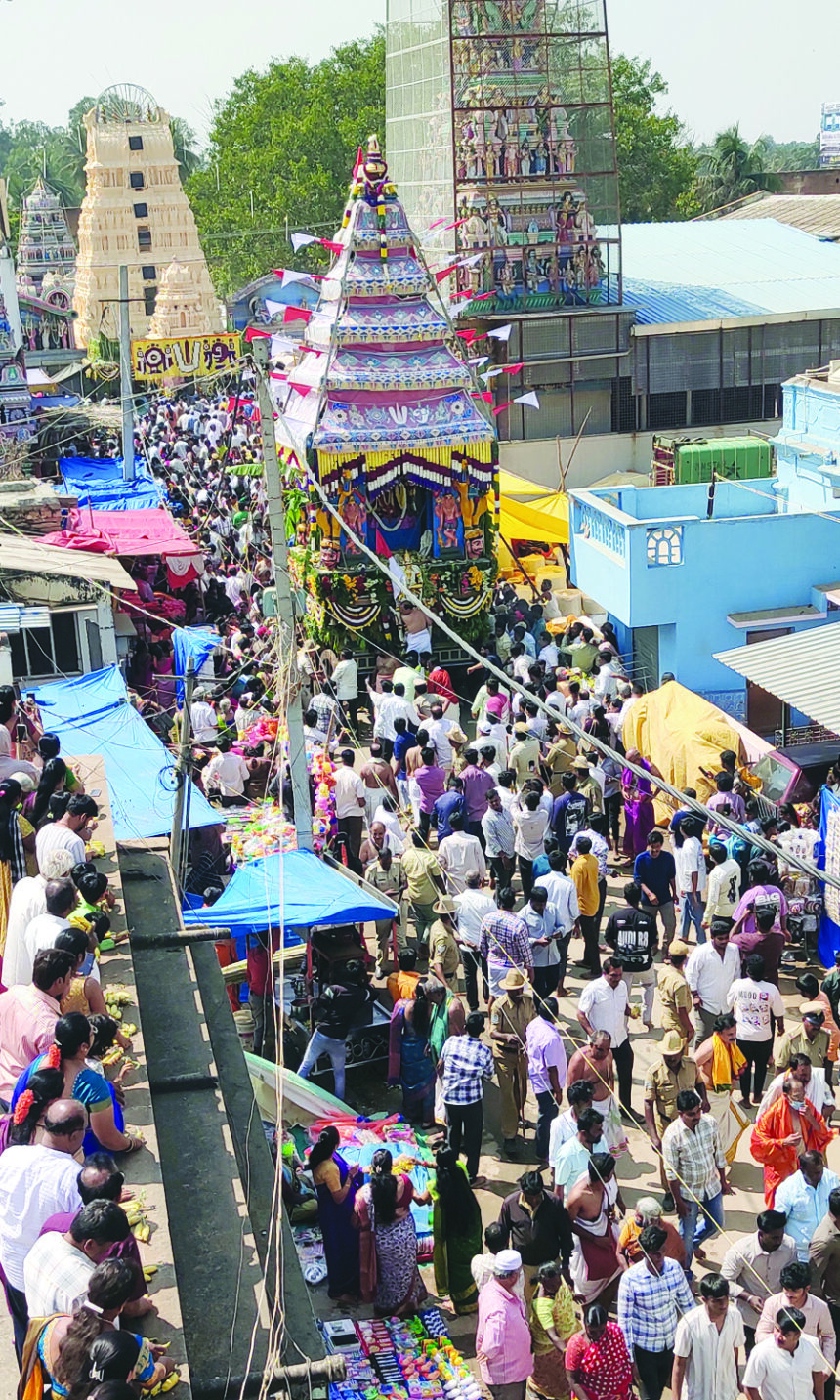 ವಿಜೃಂಭಣೆಯಿಂದ ನಡೆದ ದೇವನಹಳ್ಳಿ ಶ್ರೀ ವೇಣುಗೋಪಾಲಸ್ವಾಮಿ ಬ್ರಹ್ಮರಥೋತ್ಸವ ಬ್ರಹ್ಮ ರಥೋತ್ಸವಕ್ಕೆ ಜಿಲ್ಲಾ ಉಸ್ತುವಾರಿ ಸಚಿವ ಕೆ.ಹೆಚ್.ಮುನಿಯಪ್ಪ ಚಾಲನೆ