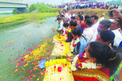ಮೂಡಲ್ ಕುಣಿಗಲ್ ಕೆರೆಗೆ ಶಾಸಕರಿಂದ ಗಂಗಾರತಿ, ಬಾಗಿನ ಅರ್ಪಣೆ