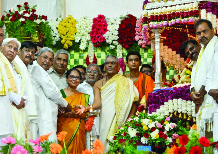 ‘ದೀಪ ಬೆಳಗುವ ಮೂಲಕ ದಸರಾಗೆ ಚಾಲನೆ ‘
