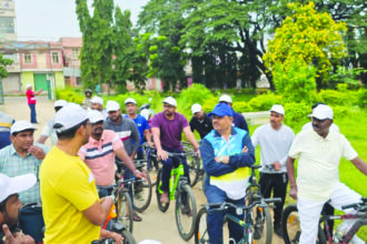 “ಕೆಜಿಎಫ್ ನಗರದಲ್ಲಿ ಸೈಕಲ್ ಮೂಲಕ ಜಾಥಾ ನಡೆಸಿದ ಜಿಲ್ಲಾಧಿಕಾರಿ ಡಾ.ಎಂ.ಆರ್.ರವಿ”