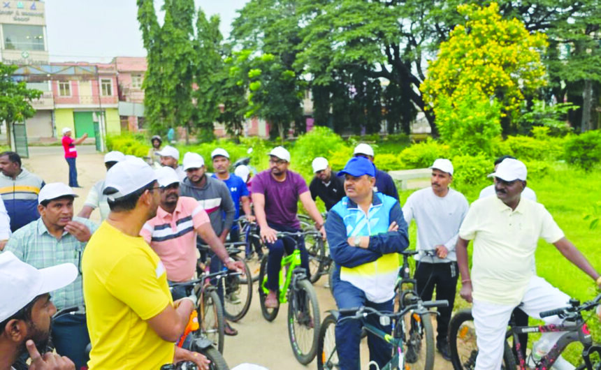 “ಕೆಜಿಎಫ್ ನಗರದಲ್ಲಿ ಸೈಕಲ್ ಮೂಲಕ ಜಾಥಾ ನಡೆಸಿದ ಜಿಲ್ಲಾಧಿಕಾರಿ ಡಾ.ಎಂ.ಆರ್.ರವಿ”