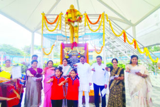 ಪ್ರಜಾಪ್ರಭುತ್ವ :  ಹಕ್ಕು ಮತ್ತು ಜವಾಬ್ದಾರಿಗಳನ್ನು ಎಚ್ಚರಿಸುತ್ತದೆ.