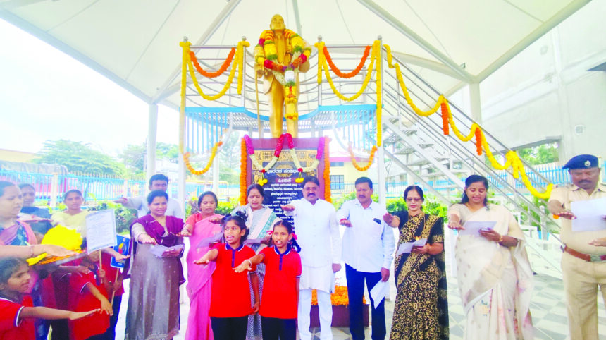 ಪ್ರಜಾಪ್ರಭುತ್ವ :  ಹಕ್ಕು ಮತ್ತು ಜವಾಬ್ದಾರಿಗಳನ್ನು ಎಚ್ಚರಿಸುತ್ತದೆ.