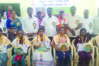 “ಯುಗಯುಗ ಮರೆಯದ ವೇದಕಾಲಾತೀತ ವಿಶ್ವರ‍್ಮ” ಪ್ರತಿಭಾವಂತರನ್ನು ಸನ್ಮಾನಿಸಿದ ಶಾಸಕರು.