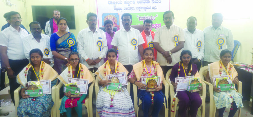 “ಯುಗಯುಗ ಮರೆಯದ ವೇದಕಾಲಾತೀತ ವಿಶ್ವರ‍್ಮ” ಪ್ರತಿಭಾವಂತರನ್ನು ಸನ್ಮಾನಿಸಿದ ಶಾಸಕರು.