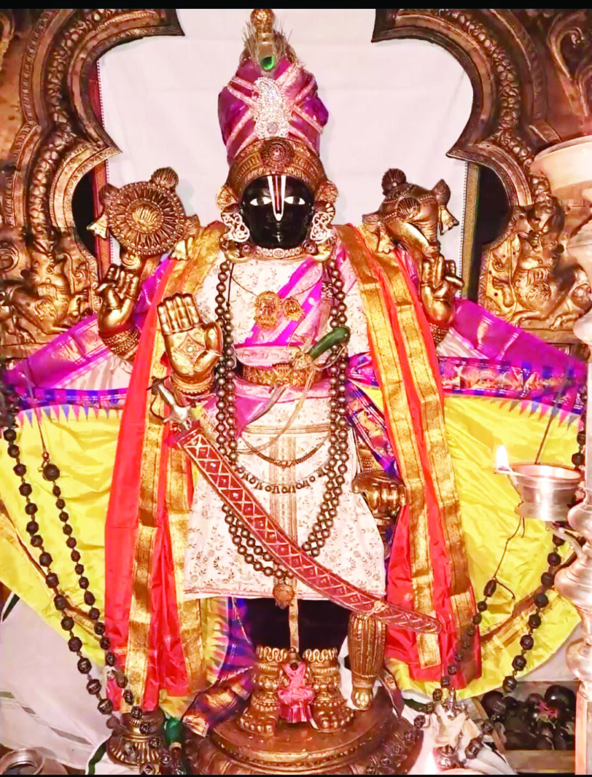 “ಮೇಲುಕೋಟೆ ಚೆಲುಚವನಾರಾಯಣಸ್ವಾಮಿ ವಿಜಯದಶಮಿಯಂದು ಮಹಾರಾಜಾಲಂಕಾರದಲ್ಲಿ “
