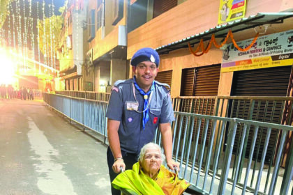 “ಶೇಷಾದ್ರಿಪುರಂ ಕಾಲೇಜಿನ ರೋವರ್ಸ್ ಮತ್ತು ರೇಂಜರ್ಸ್ ವಿದ್ಯಾರ್ಥಿಗಳು ಹಾಸನಾಂಬ ದೇವಾಲಯದ ಸೇವಾ ಶಿಬಿರದಲ್ಲಿ ಭಾಗವಹಿಸಿ ಸಭೆಗೆ ಸೇವೆ ಸಲ್ಲಿಸಿದರು.”