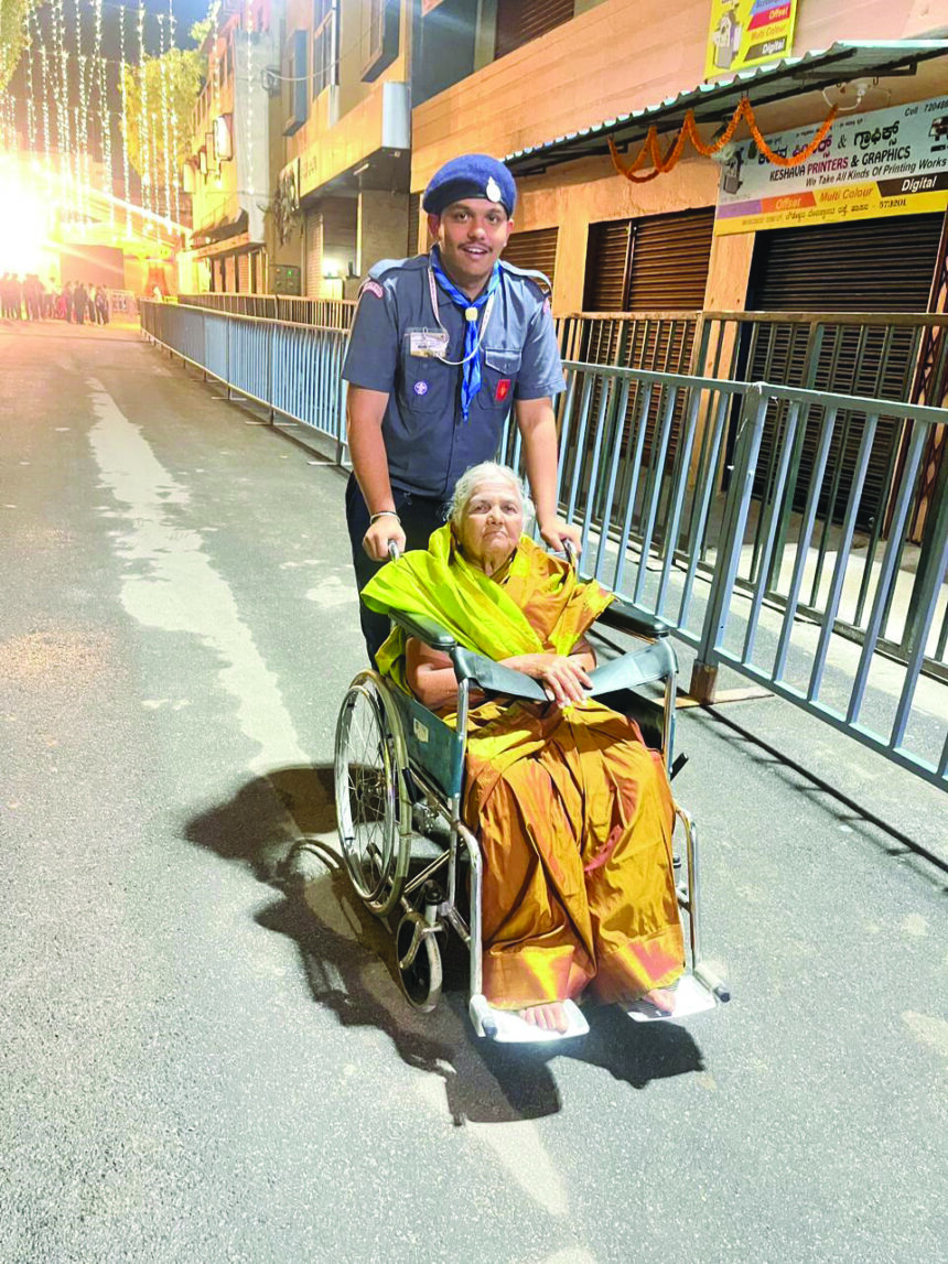 “ಶೇಷಾದ್ರಿಪುರಂ ಕಾಲೇಜಿನ ರೋವರ್ಸ್ ಮತ್ತು ರೇಂಜರ್ಸ್ ವಿದ್ಯಾರ್ಥಿಗಳು ಹಾಸನಾಂಬ ದೇವಾಲಯದ ಸೇವಾ ಶಿಬಿರದಲ್ಲಿ ಭಾಗವಹಿಸಿ ಸಭೆಗೆ ಸೇವೆ ಸಲ್ಲಿಸಿದರು.”