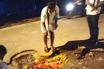 “ಗುಂಡಿ ದೀಪಾವಳಿ ಆಚರಿಸಿದ ಜೆಡಿಎಸ್‌ನ ಕಾರ್ಯಕರ್ತರು”