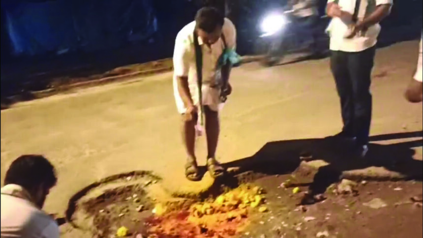 “ಗುಂಡಿ ದೀಪಾವಳಿ ಆಚರಿಸಿದ ಜೆಡಿಎಸ್ನ ಕಾರ್ಯಕರ್ತರು” “ಗುಂಡಿ ದೀಪಾವಳಿ ಆಚರಿಸಿದ ಜೆಡಿಎಸ್ನ ಕಾರ್ಯಕರ್ತರು”