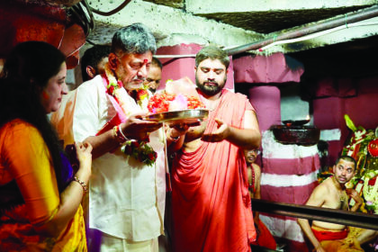 “ಡಿಕೆಶಿಗೆ ಎರಡೆರಡು ಬಾರಿ ಹೂವು ವರವಾಗಿ ಕೊಟ್ಟ ಹಾಸನಾಂಬೆ! ಭಕ್ತರು, ಭಗವಂತನ ಮಧ್ಯೆ”