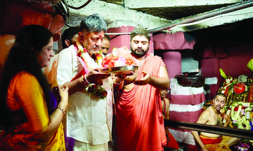“ಡಿಕೆಶಿಗೆ ಎರಡೆರಡು ಬಾರಿ ಹೂವು ವರವಾಗಿ ಕೊಟ್ಟ ಹಾಸನಾಂಬೆ! ಭಕ್ತರು, ಭಗವಂತನ ಮಧ್ಯೆ”